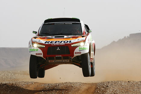 Mitsubishis Stephane Peterhansel er bag rattet af den nye Racing Lancer storfavorit til sejren i Rallye Dakar 2009. Peterhansel har vundet Rallye Dakar i alt 9 gange.